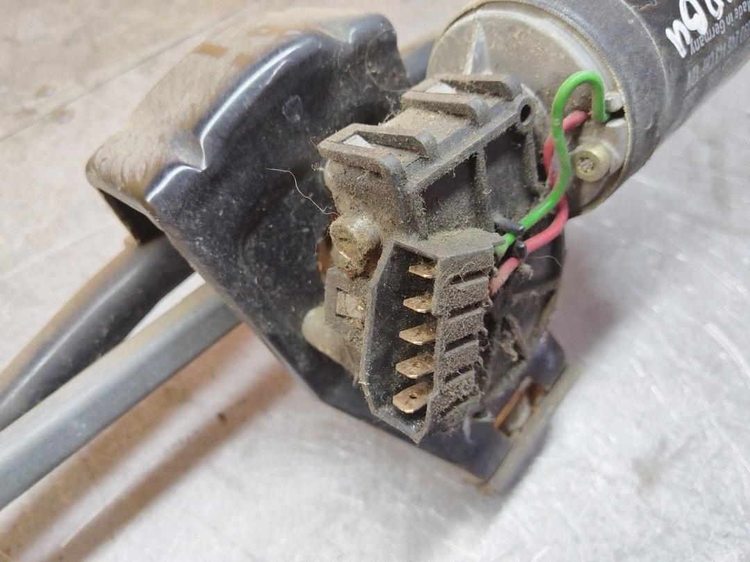 Моторчик передних стеклоочистителей (дворников) Q3BQS8 Audi 80 купить