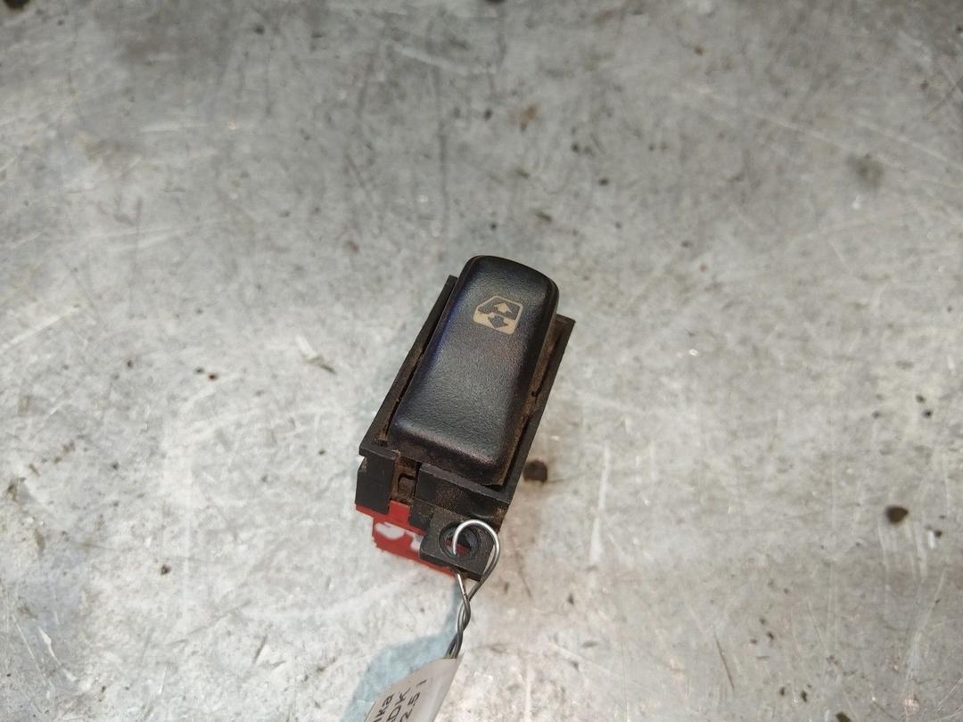 Кнопка стеклоподъемника заднего правого QE3ADK Renault Safrane