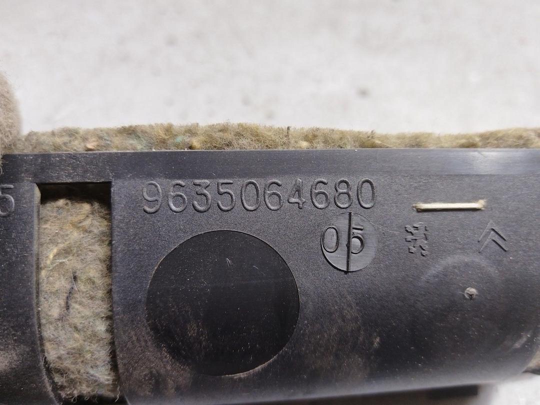 Решетка вентиляции кузова 6NX4UA Citroen C3 купить на авторазборке