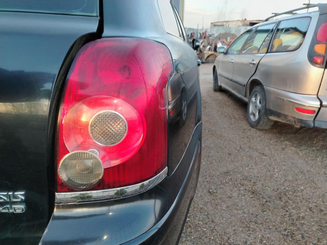 Фонарь задний правый GNPQYV Toyota Avensis
