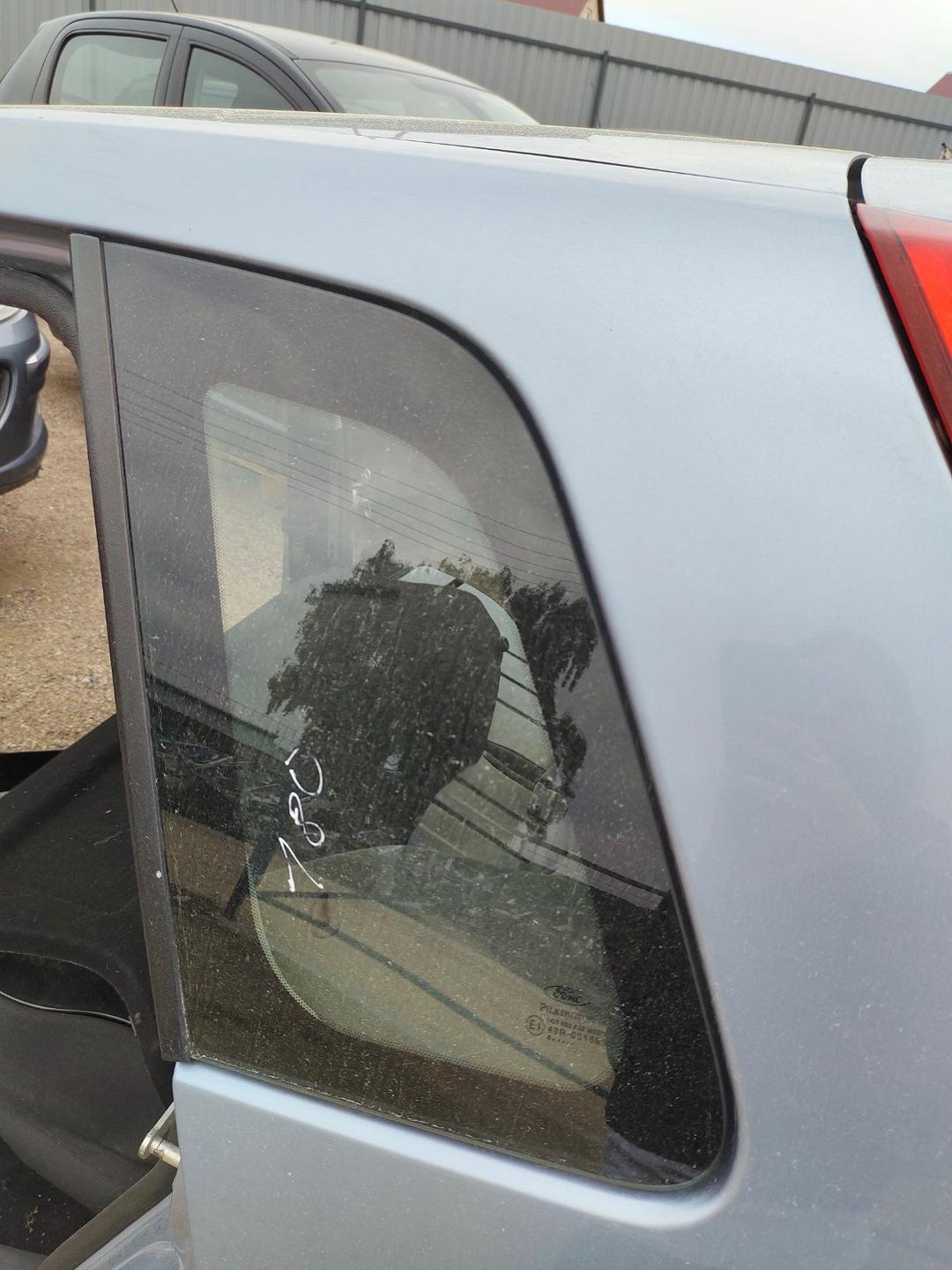 Стекло кузовное боковое левое NFCN13 Ford Fiesta - Фото 1