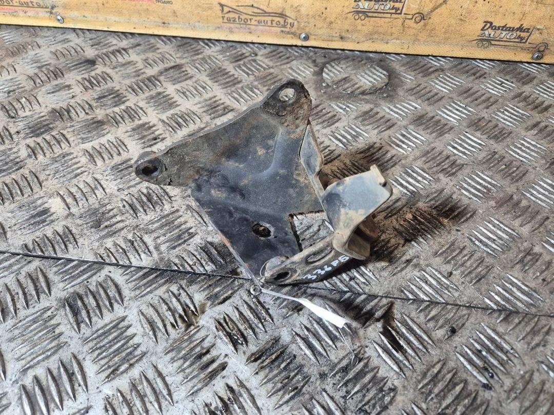 Кронштейн двигателя O71F07 Volkswagen Passat