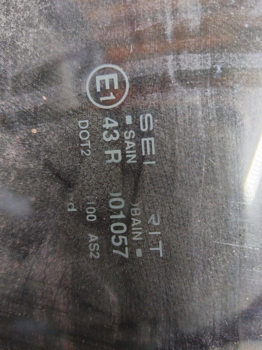 Стекло двери передней правой Z6NJB1 Ford Escort купить