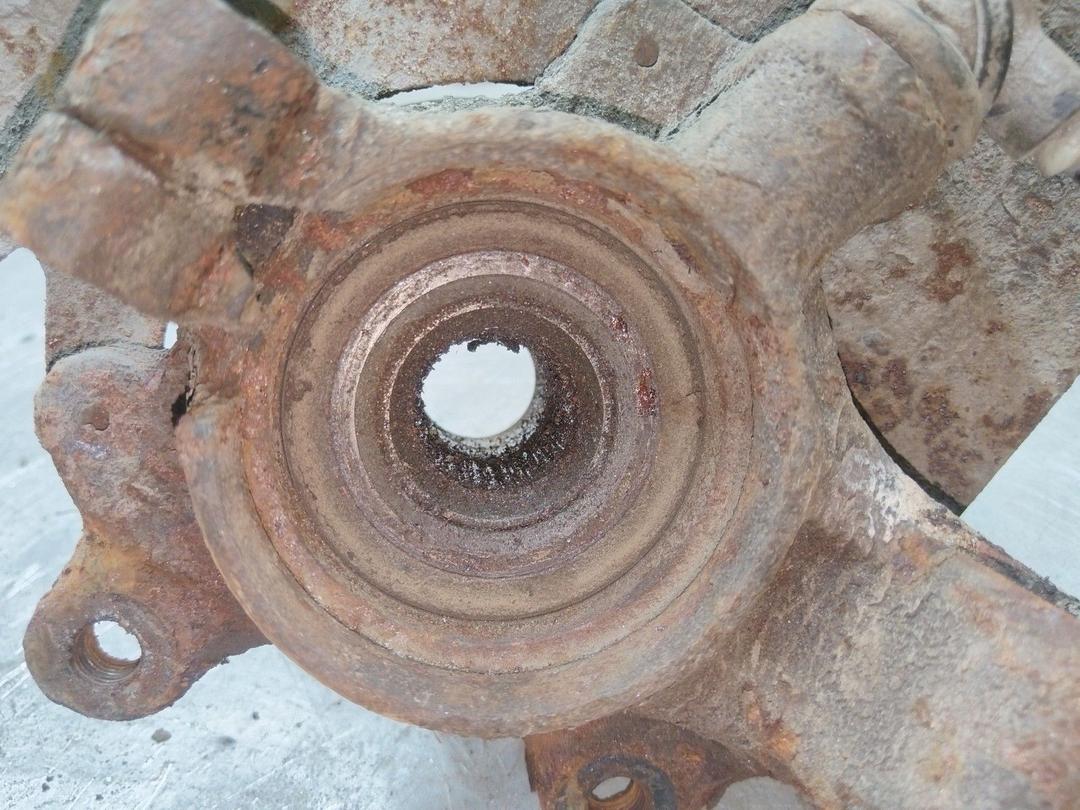 Кулак поворотный левый 2D40BX Audi 80 купить в магазине запчастей бу