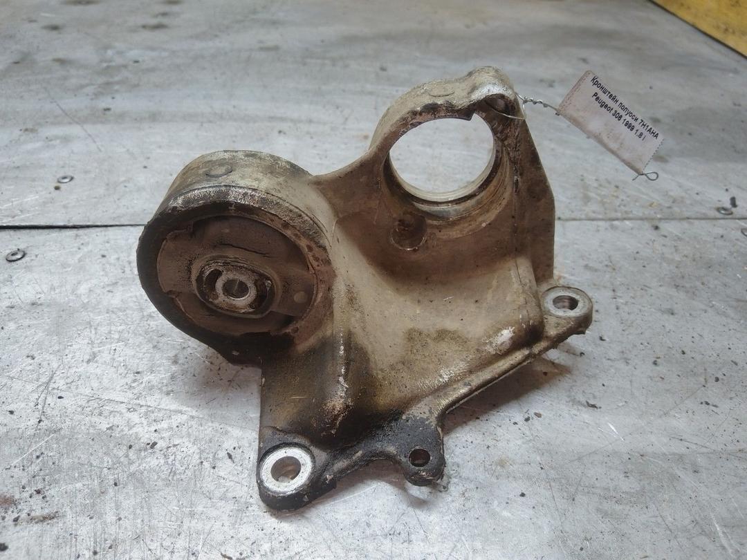 Кронштейн полуоси 7H1AHA Peugeot 306