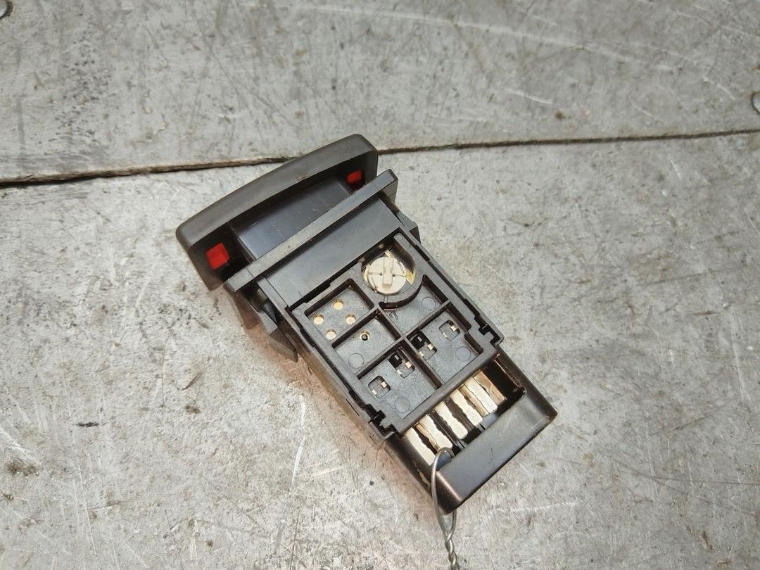 Кнопка аварийной сигнализации EM5NZB Toyota Avensis купить