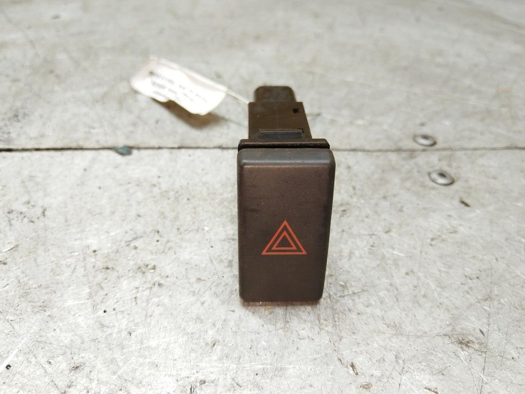 Кнопка аварийной сигнализации EM5NZB Toyota Avensis - Фото 1