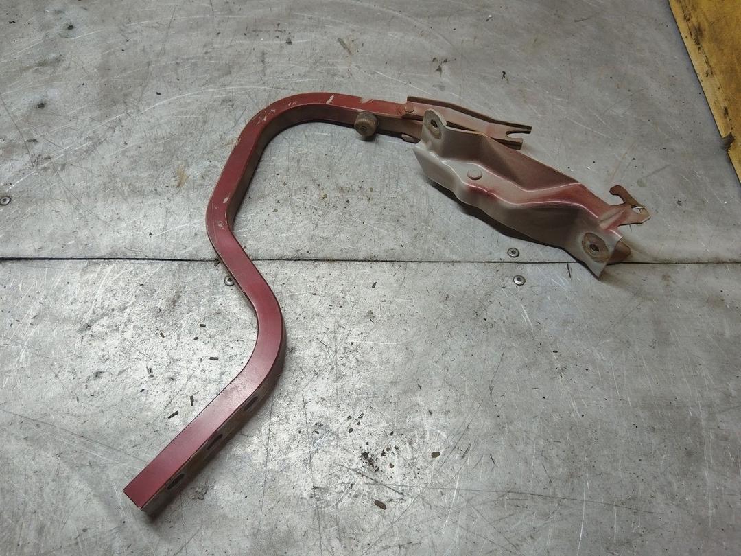 Петля крышки багажника LQ8N83 Mitsubishi Carisma