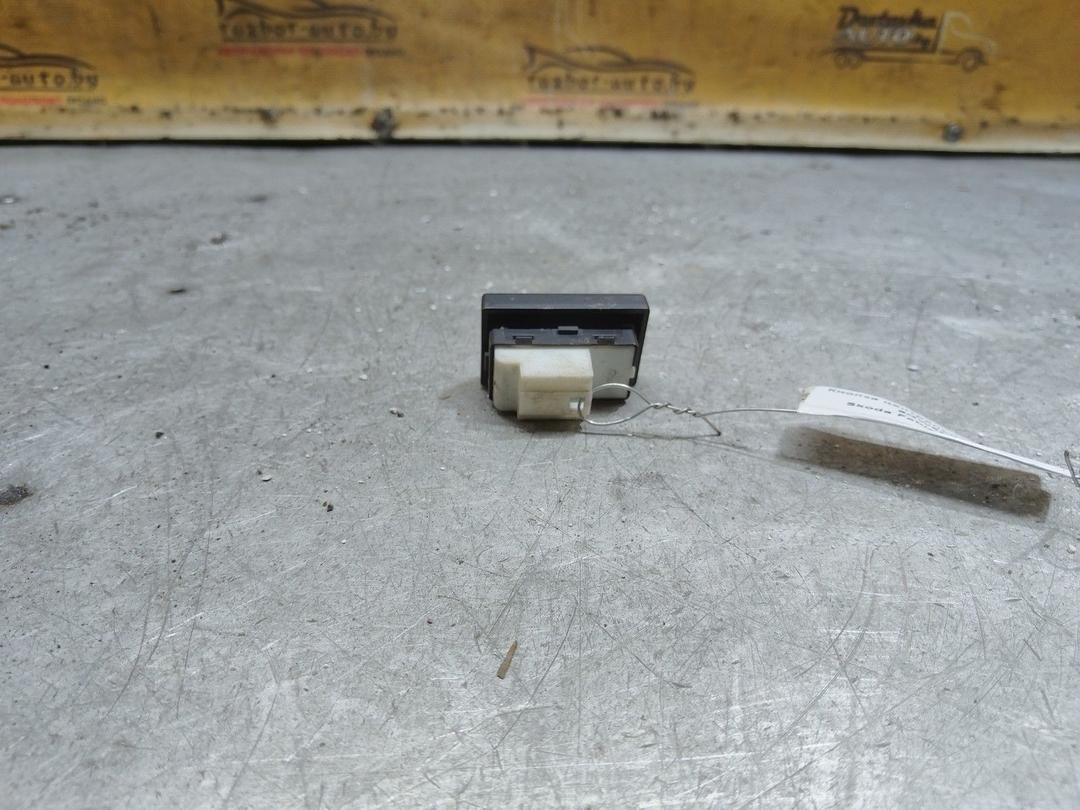 Кнопка центрального замка 9GW5M3 Skoda Fabia купить в магазине запчастей бу