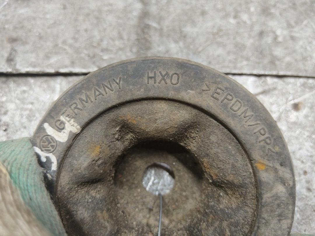 Опора амортизатора верхняя (чашка) 1UR0KE Volkswagen Passat купить с доставкой