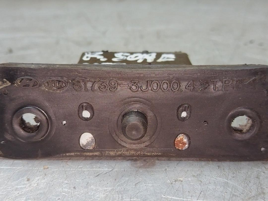 Отбойник крышки багажника 42IE6M Kia Sorento - Фото 2