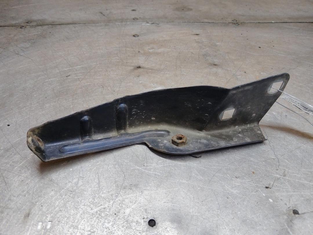 Кронштейн крепления крыла переднего правого UD4X43 Peugeot 607 купить