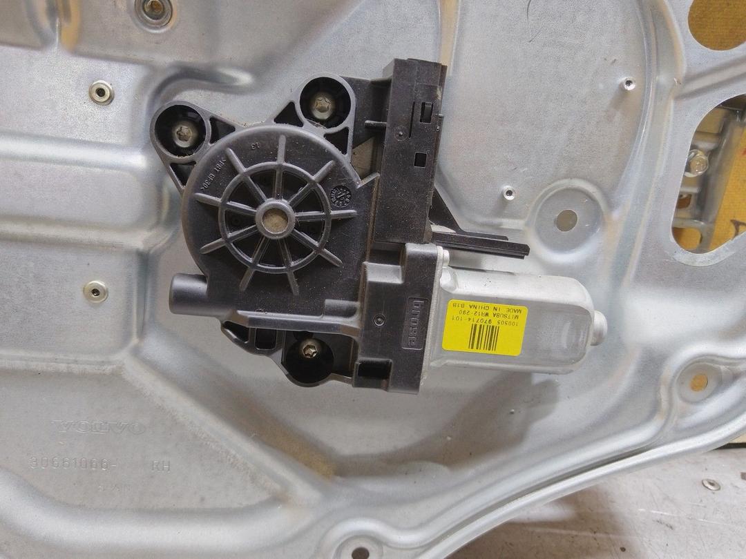 Стеклоподъемник электрический передний правый UG036R Volvo XC70 undefined