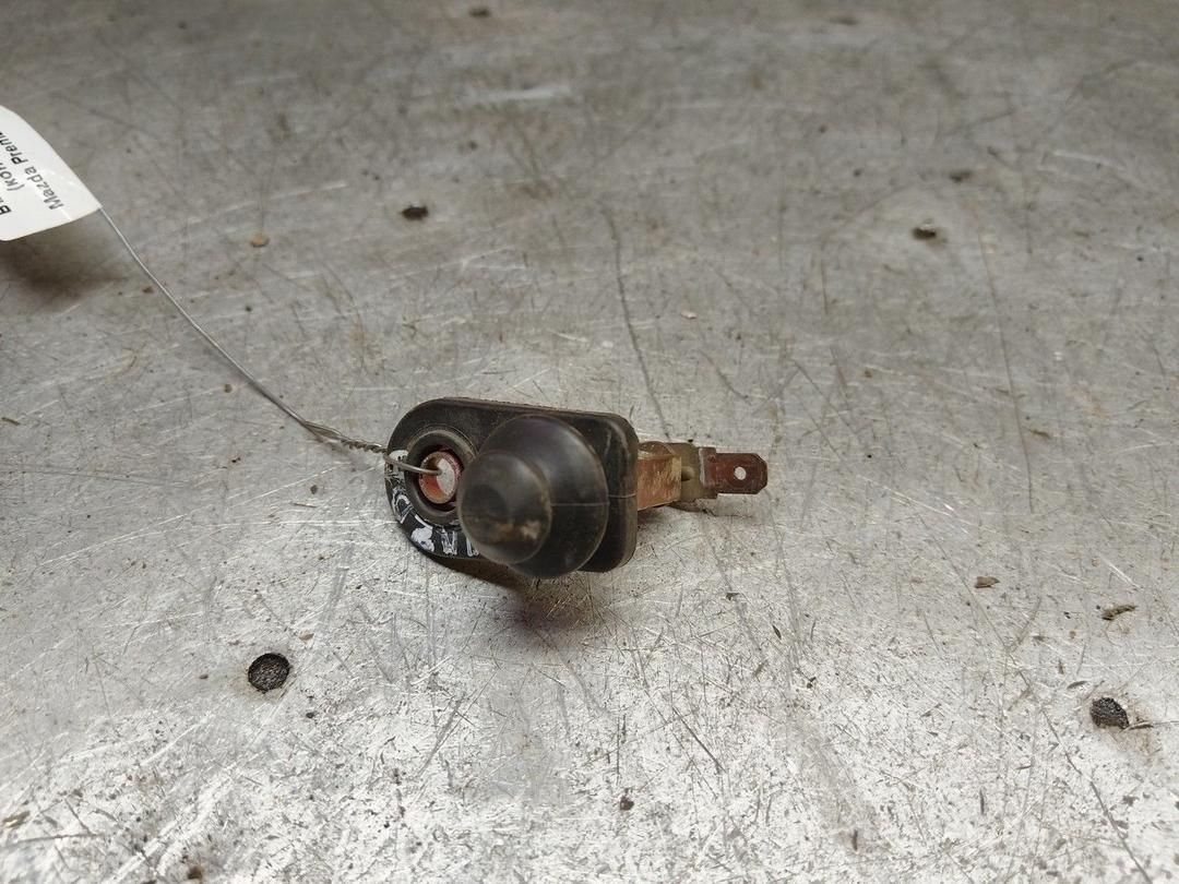 Выключатель концевой (концевик) WK8RPZ Mazda Premacy