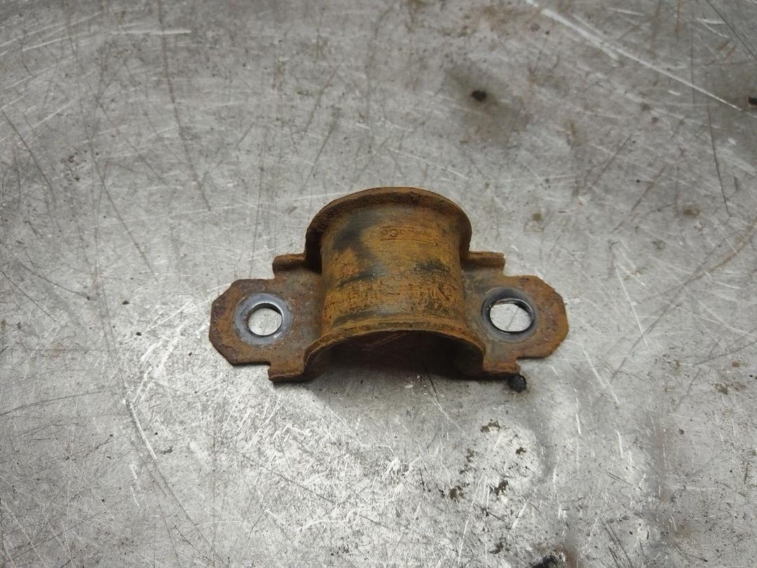 Крепление втулки стабилизатора 4IS9Q5 Ford Fusion