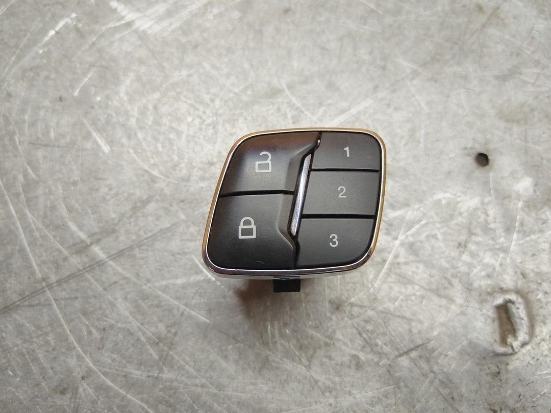 Кнопка регулировки сидения XU5ORY Ford Fusion - Фото 1
