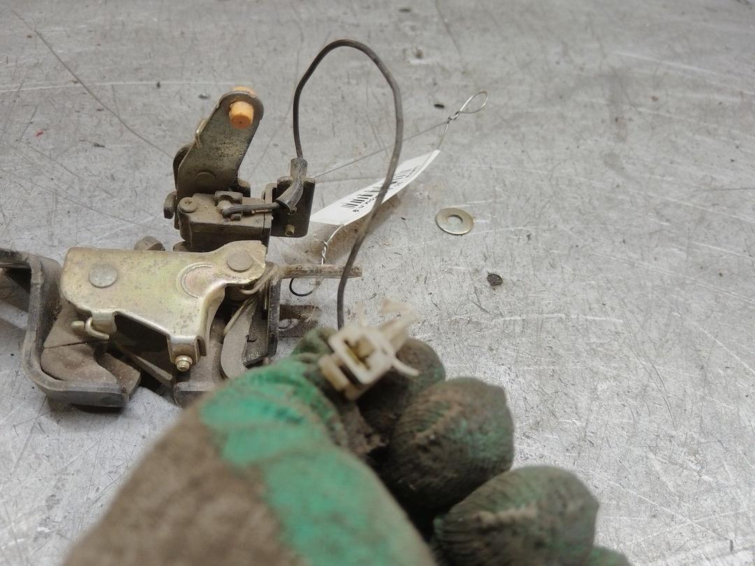 Замок багажника 4ZN16W Mazda 323 купить в магазине запчастей бу