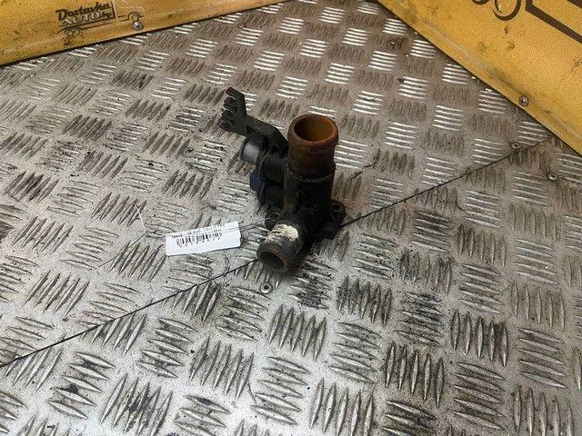 Корпус термостата 4R7JAN Audi 80