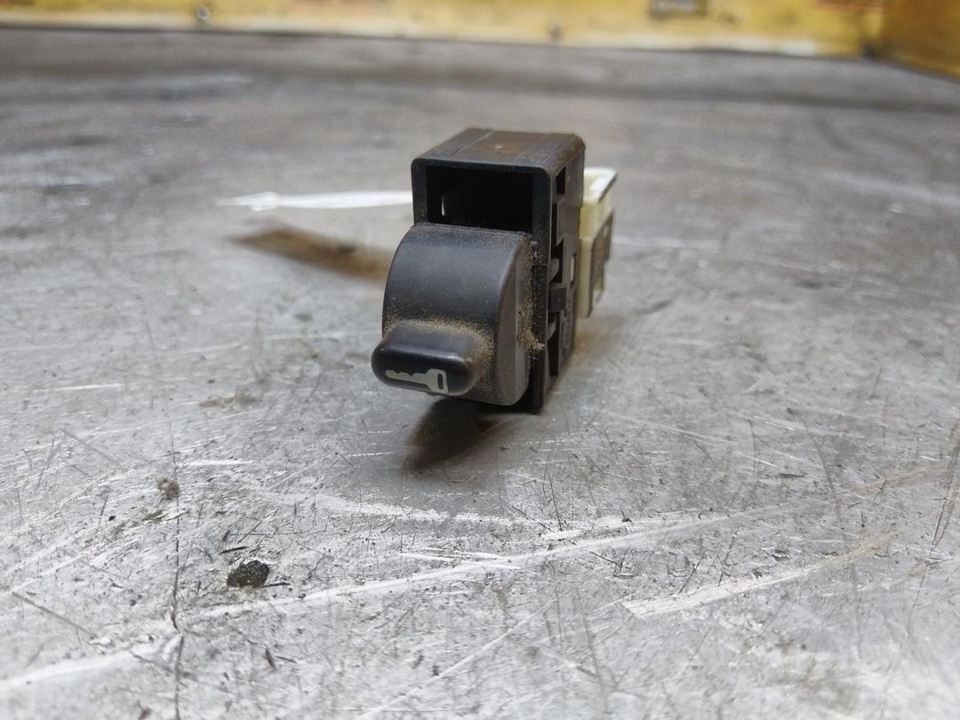 Кнопка центрального замка RYU9EU Subaru Forester - Фото 1