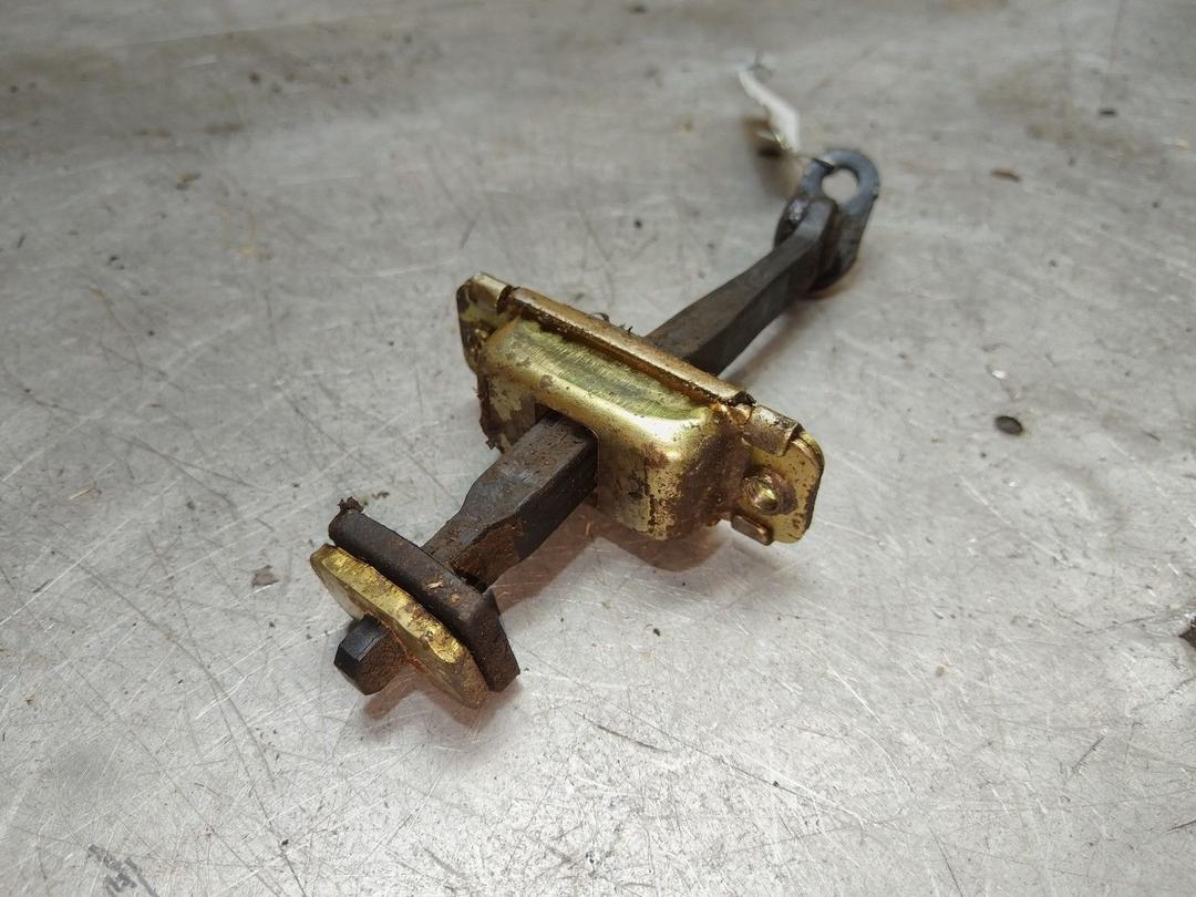 Ограничитель открывания двери задней 90EKQ1 Hyundai Trajet купить