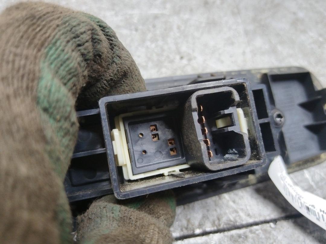 Кнопка стеклоподъемника переднего правого T1W4HX Mitsubishi Colt купить с доставкой