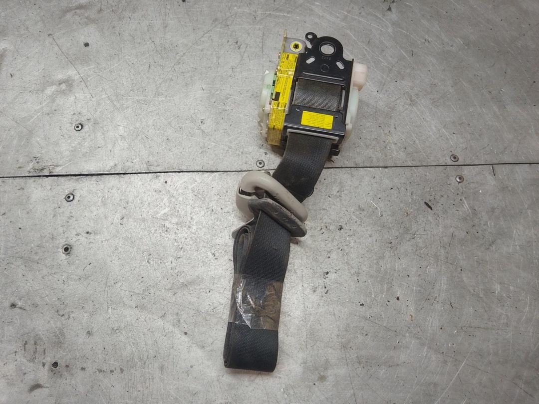 Ремень безопасности задний правый H21KE7 Toyota Yaris купить