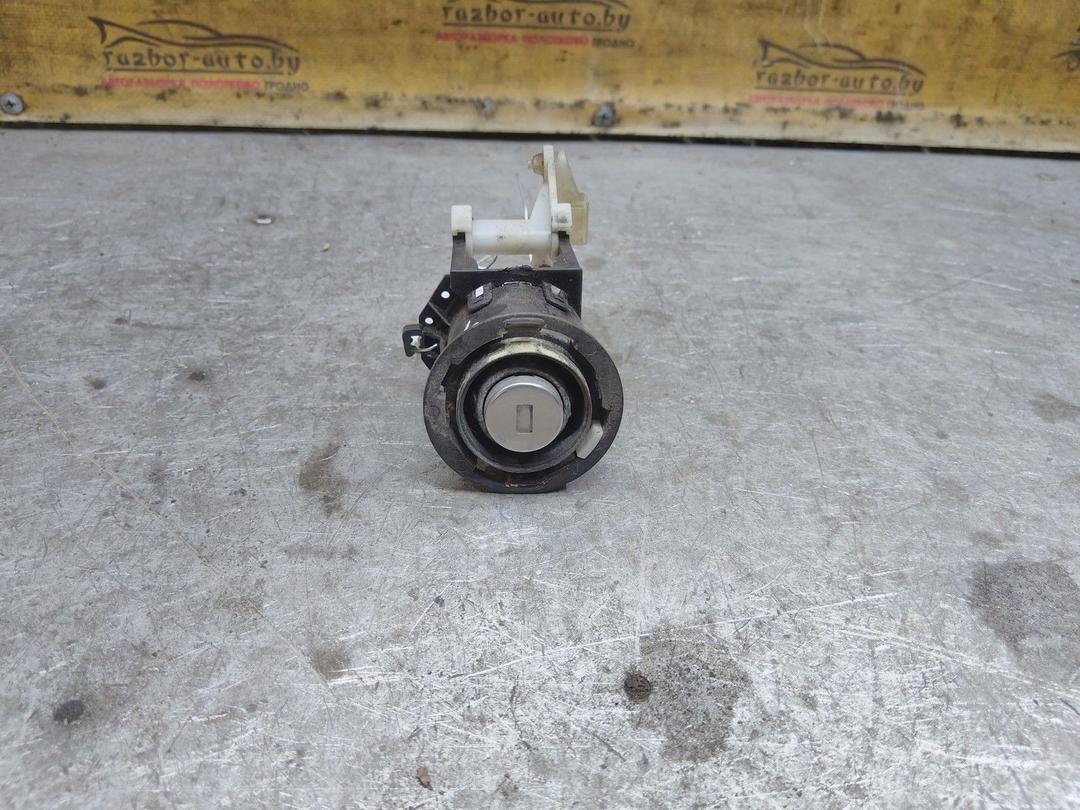 Кнопка открытия багажника 0UA9L4 Mitsubishi Carisma