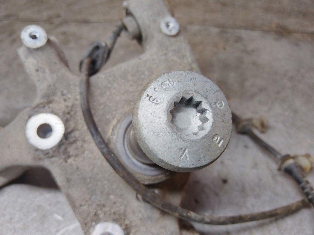 Кулак задний правый M2EUJM Volkswagen Passat купить