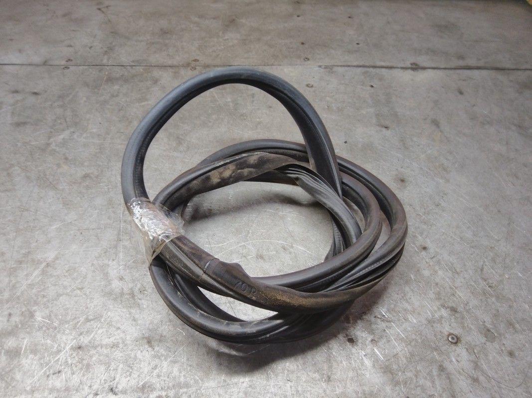 Уплотнитель двери задней левой ERNW5G Volvo V70