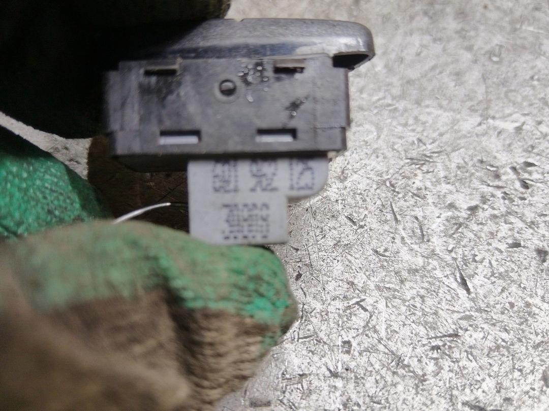 Кнопка центрального замка BJBQLG Volkswagen Polo купить в магазине запчастей бу