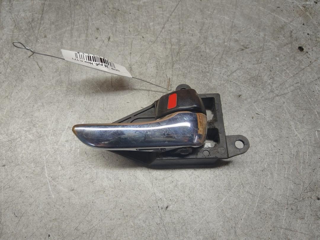 Ручка внутренняя задняя правая SBNYSG Toyota Avensis Verso