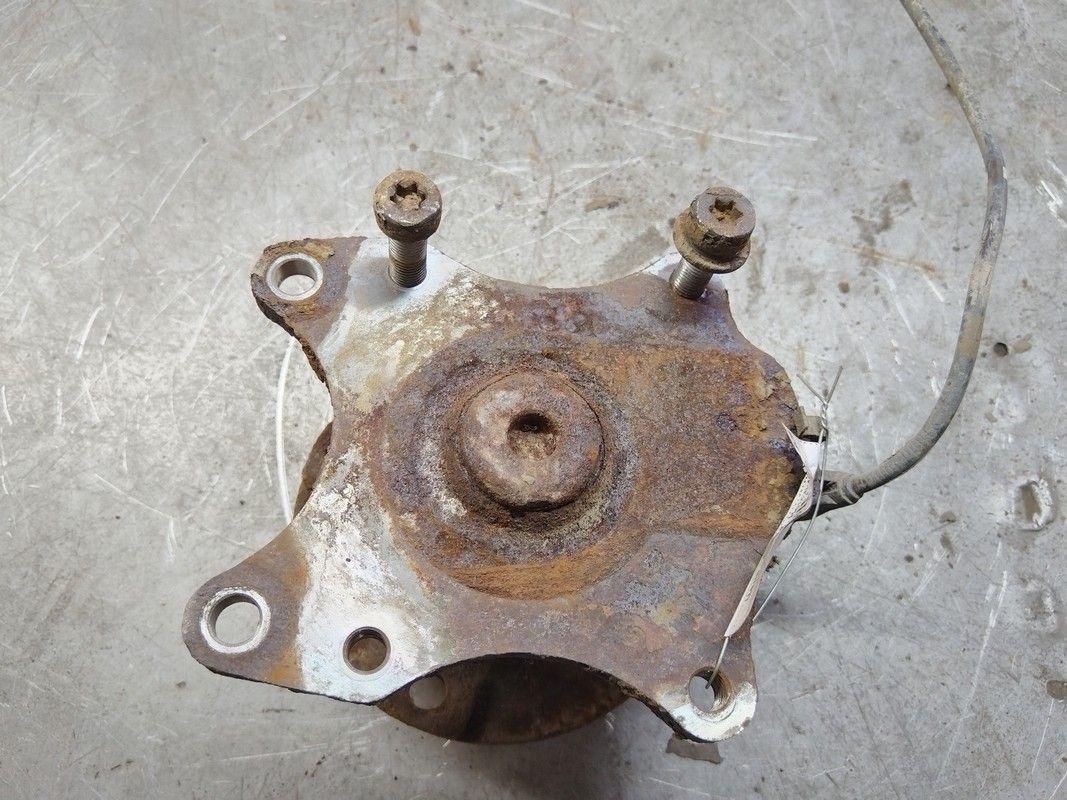 Ступица задняя левая GJ8PJ6 Peugeot 307 купить