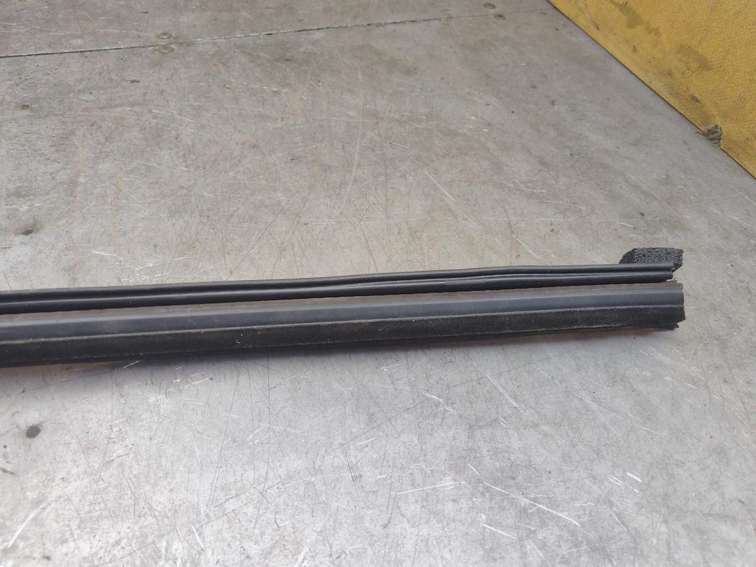 Молдинг стекла двери передней правой внутренний OMDX22 Ford Fusion - Фото 4