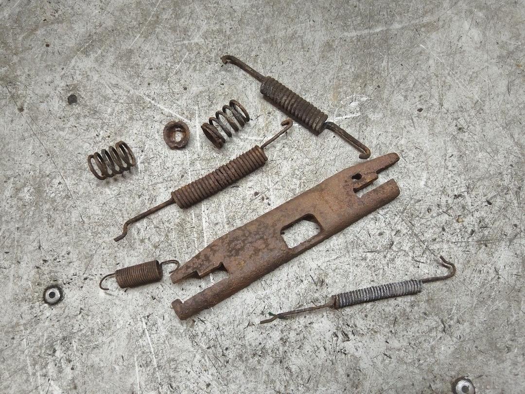 Механизм развода задних тормозных колодок правый FJUK0G Skoda Fabia - Фото 1