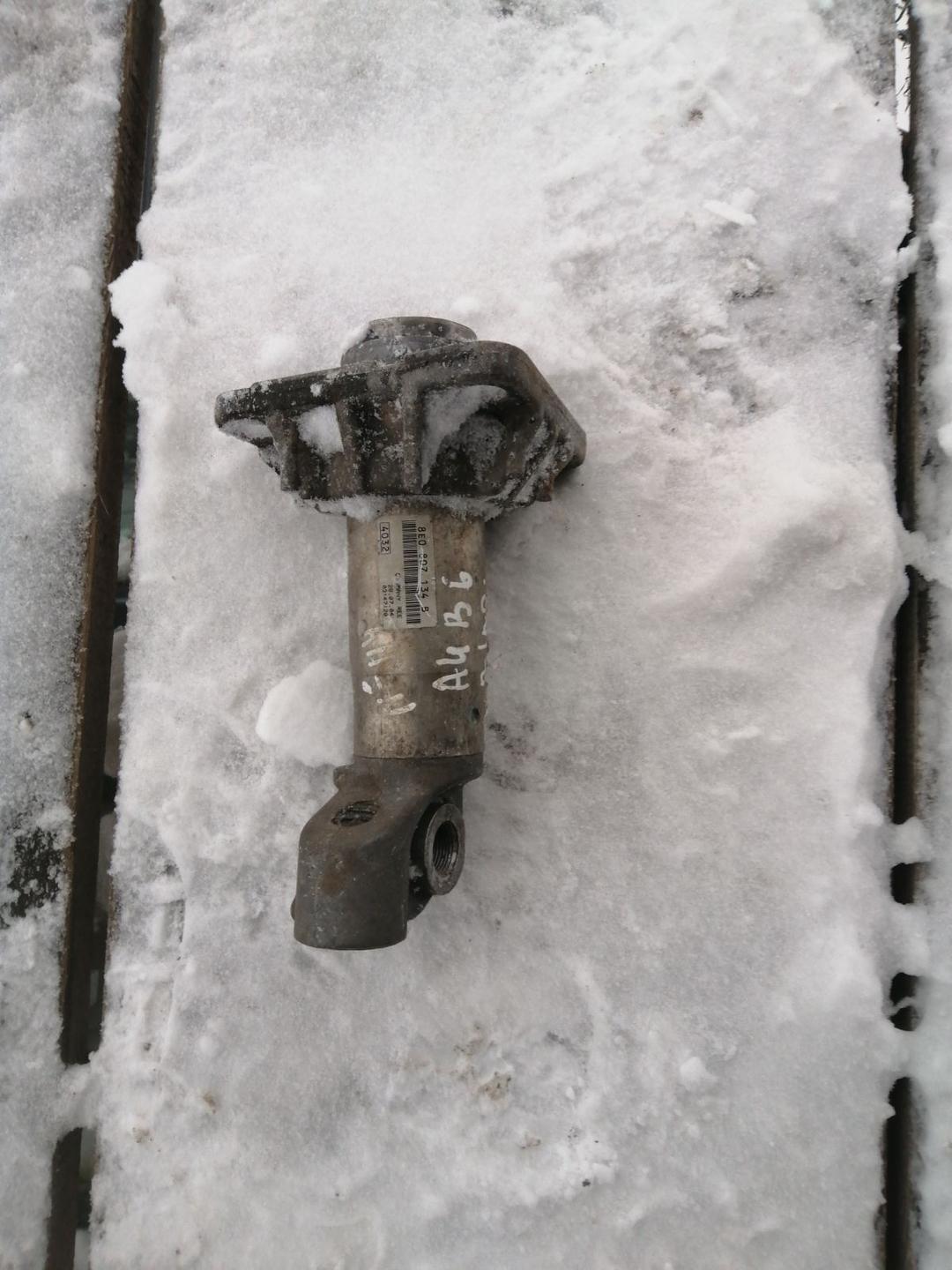 Клык бампера передний левый ZT5B47 Audi A4