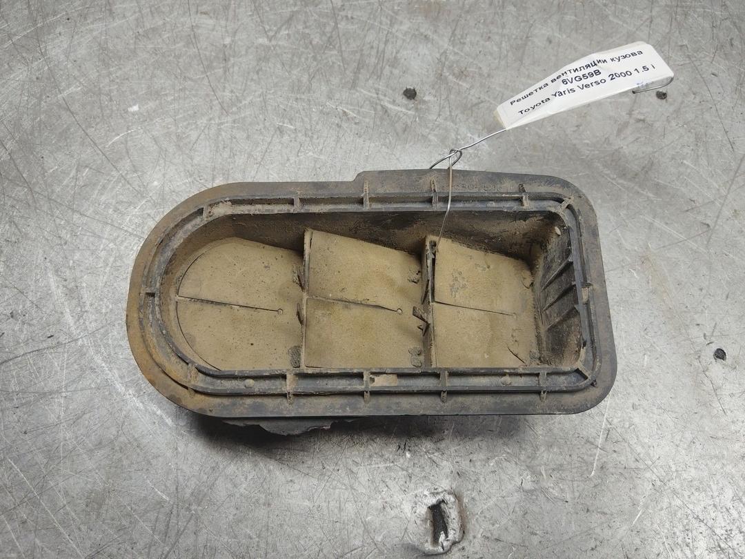 Решетка вентиляции кузова 6VG59B Toyota Yaris Verso - Фото 1