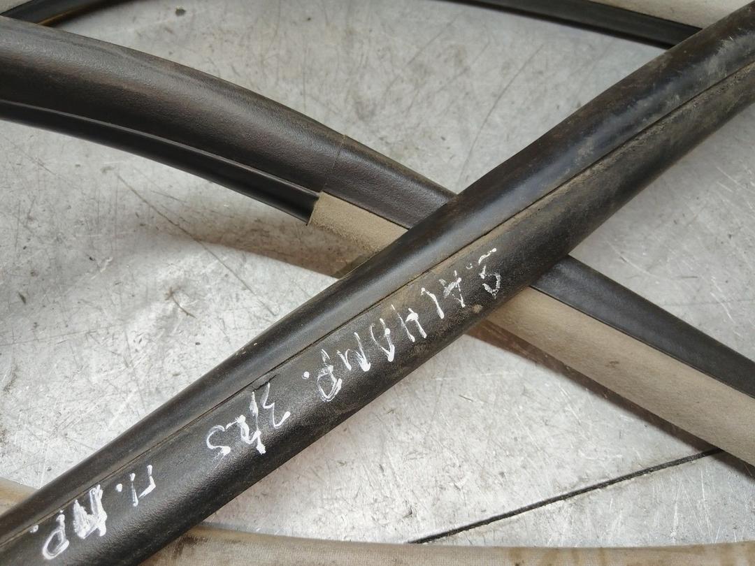 Уплотнитель двери передней правой 161V8J Seat Alhambra купить с доставкой