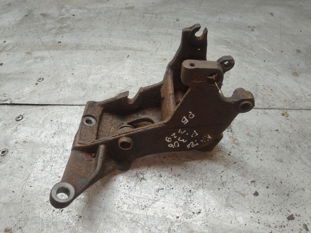 Кронштейн генератора 5K2I9H Peugeot 306 - Фото 1