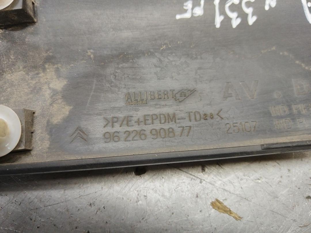 Молдинг двери передней правой BBR3MK Citroen Xsara купить с доставкой