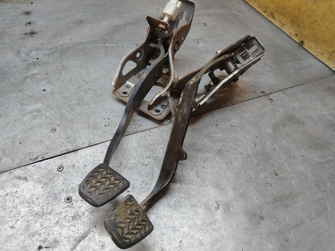 Узел педальный (блок педалей) JKSBQ8 Toyota Avensis купить