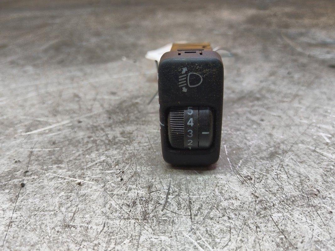 Кнопка корректора фар 4TXQM4 Toyota Avensis Verso - Фото 1