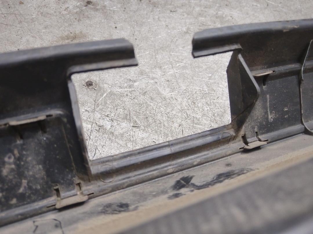 Накладка замка багажника 8TOH6U Audi A4 купить в магазине запчастей бу