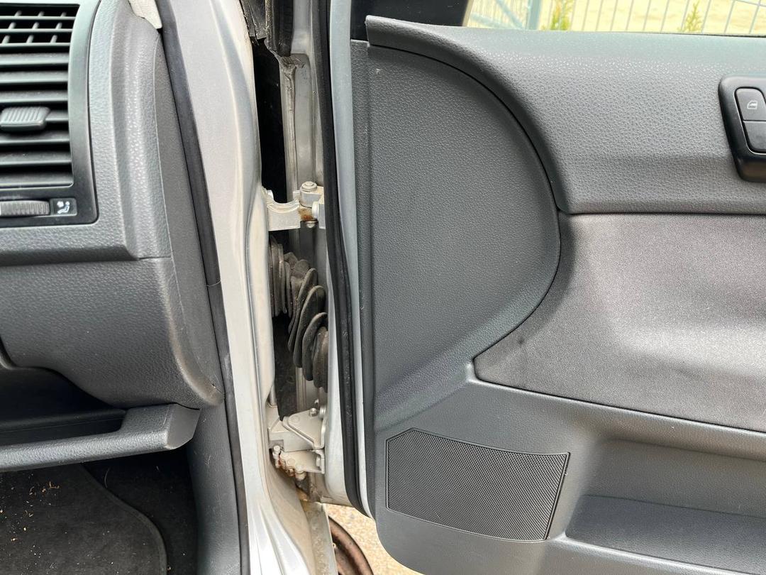 Петля двери передней правой UU9F7Q Volkswagen Polo купить