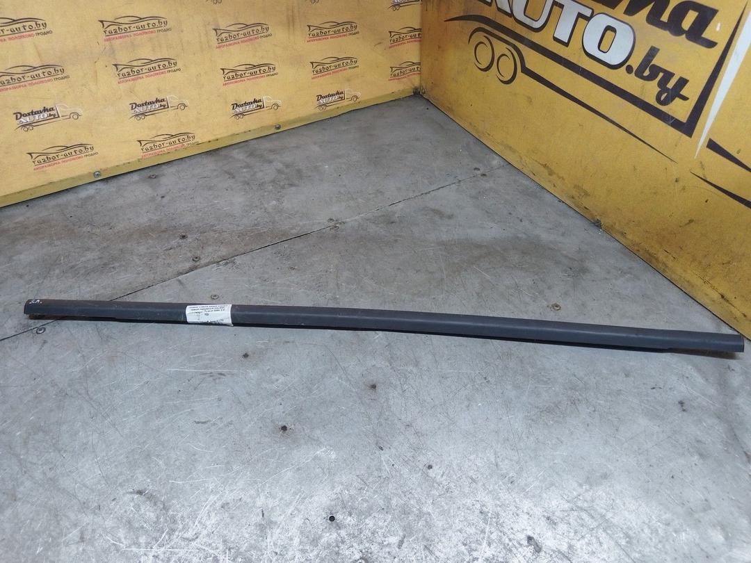 Молдинг стекла двери задней левой наружный I34J6Q Volkswagen Passat