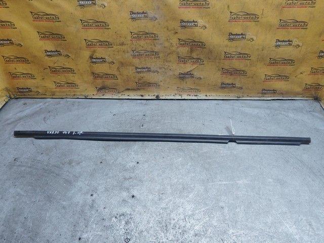 Молдинг стекла двери задней правой наружный Z036C7 Toyota Corolla Verso