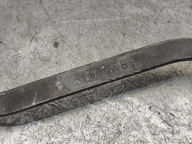 Щеткодержатель (поводок стеклоочистителя, дворник) 6JOV7S Citroen Saxo купить в магазине запчастей бу