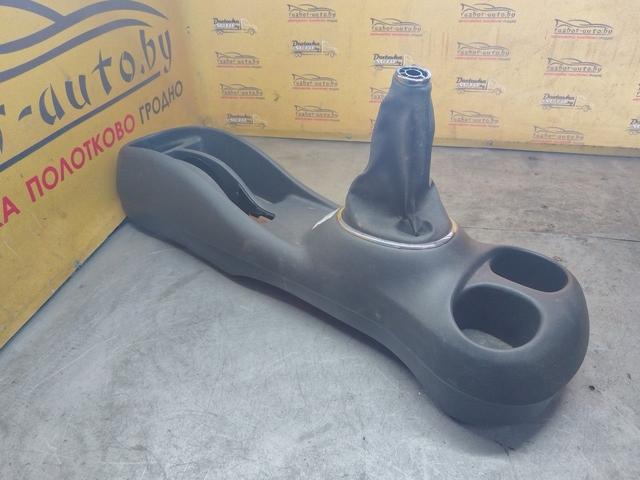 Консоль салона (кулисная часть) 6HYN4D Toyota Yaris купить в магазине запчастей бу