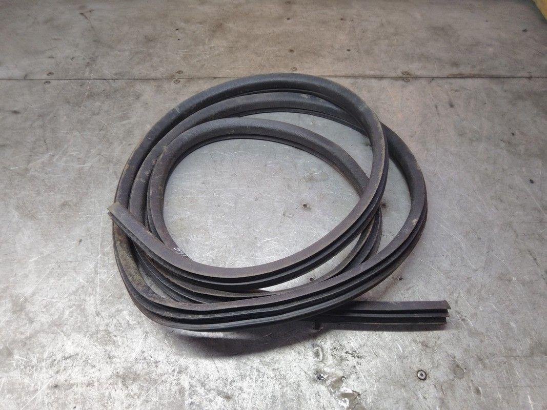 Уплотнитель двери передней левой V62P02 Ford Galaxy