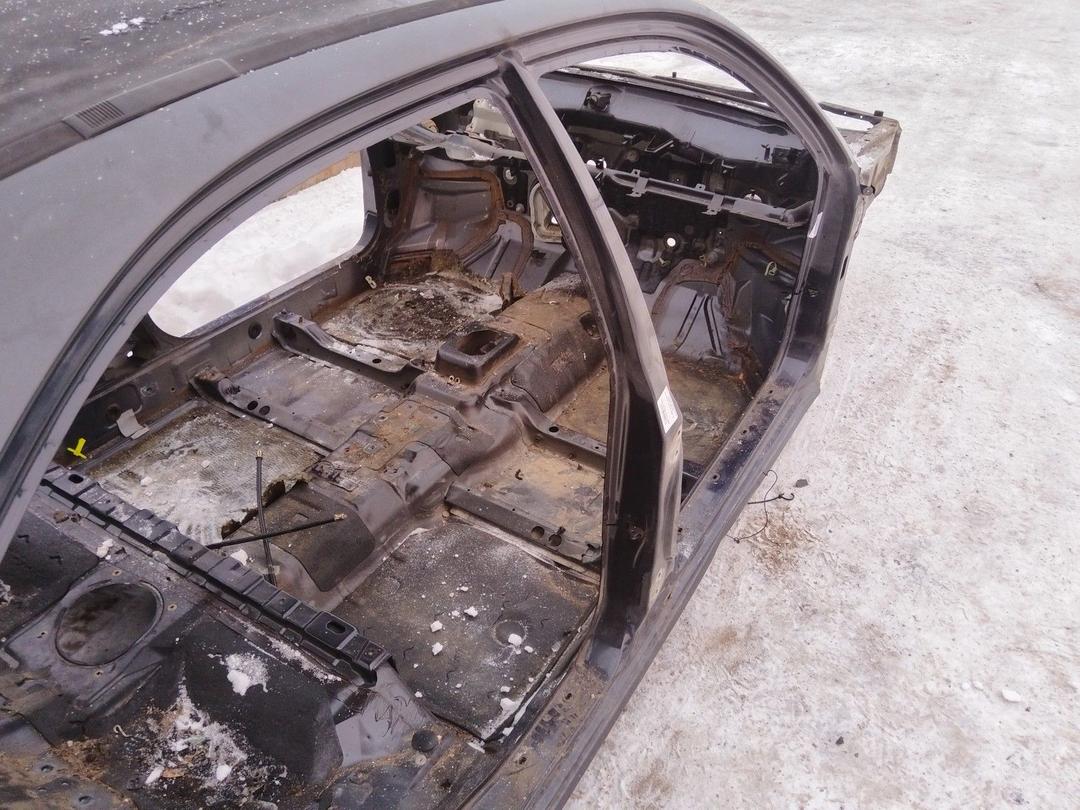 Стойка кузовная центральная правая 4X8TXS Mitsubishi Carisma купить в магазине запчастей бу