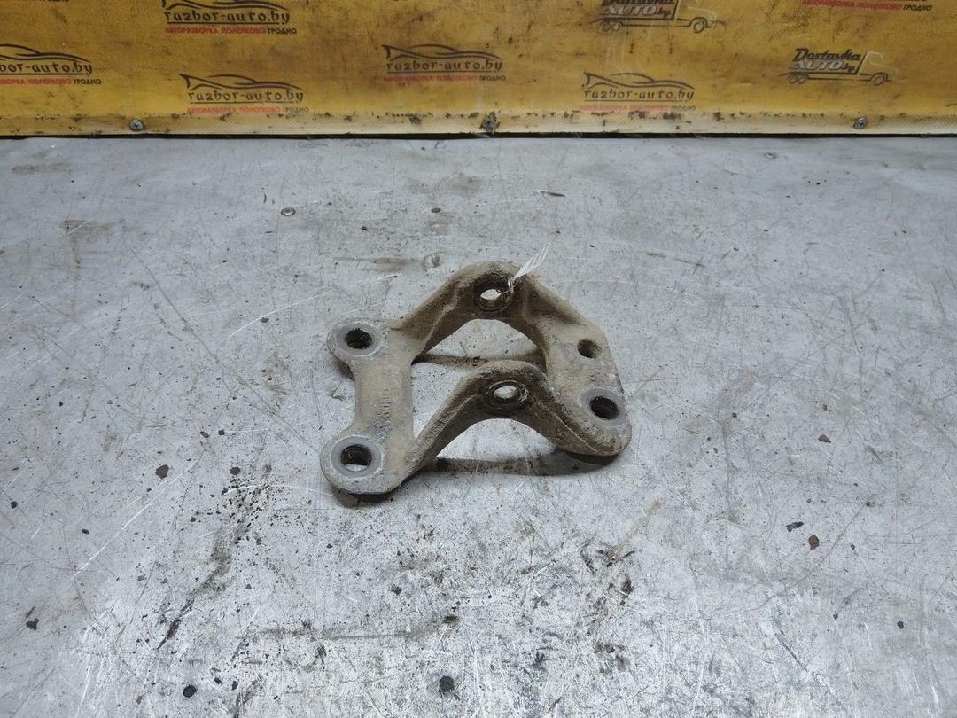 Кронштейн крепления рычага задней подвески O1U96Y Peugeot 406